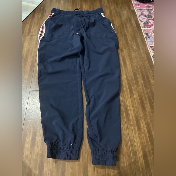 Aritzia TNA speed jogger navy, red, and white stripe size large - Picture 9 of 10